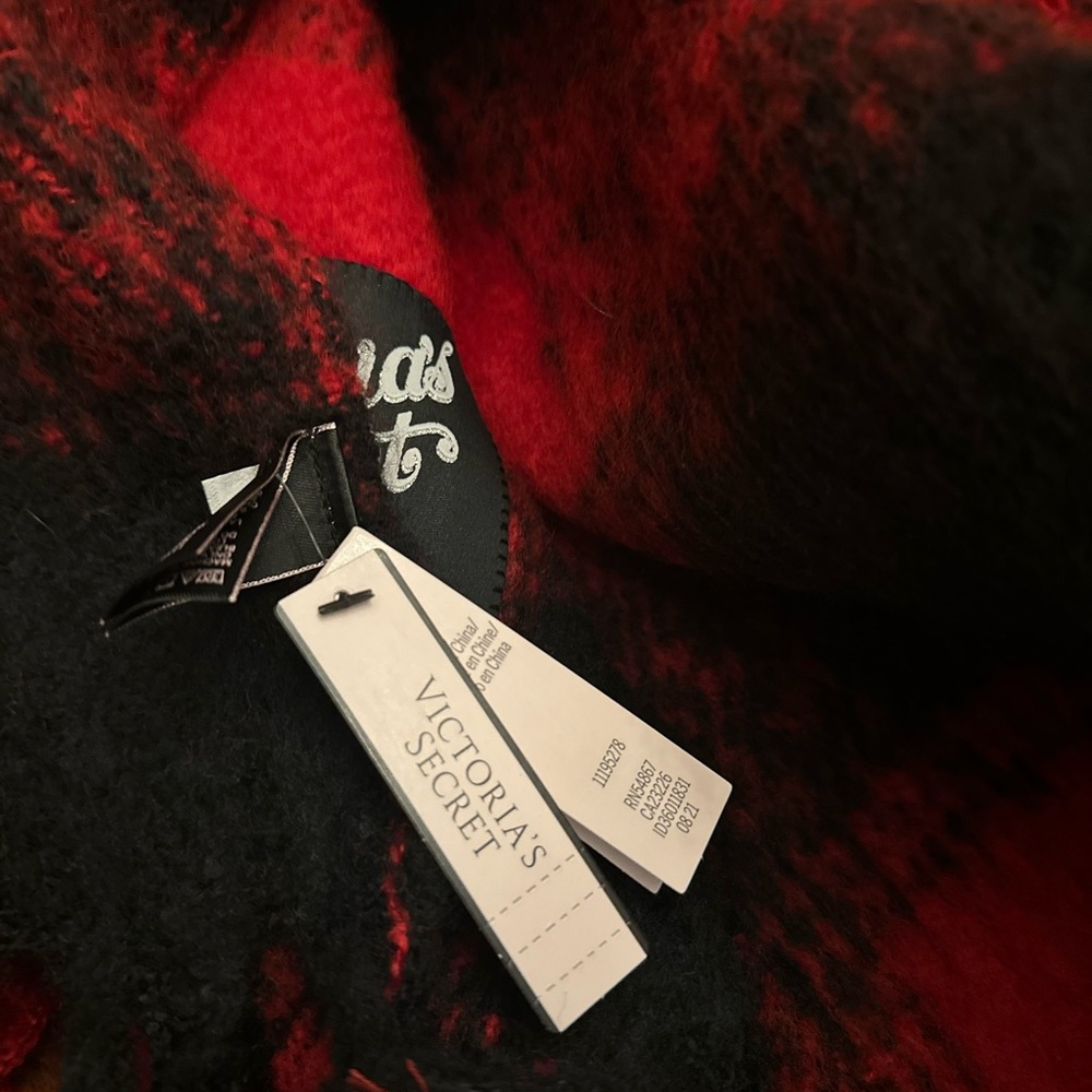 🌸S•A•L•E🌸 🆕 🔖Victoria's Secret Cozy Long Red🧣Buffalo Plaid Scarf🧣Fringe✨NWT! - Picture 4 of 6